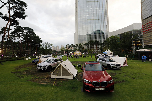 코오롱 모터스가 오는 29일까지 매주 금요일과 토요일에 롯데월드타워 잔디광장에서 BMW 차박존을 운영한다. ⓒ BMW 코리아