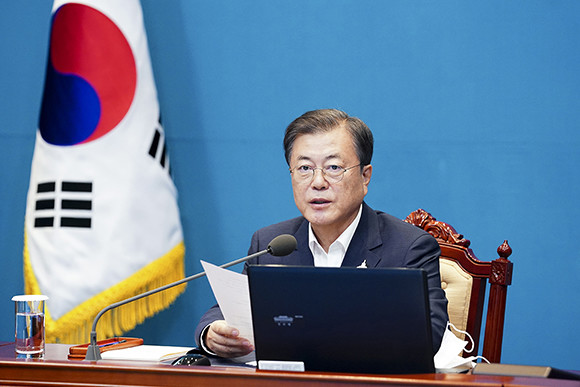 문재인 대통령은 지난 13일 홍남기 경제부총리로부터 201년 예산안 중간보고를 받고, 홍 경제부총리가 경제 사령탑 역할을 잘하고 있다고 격려했다. ⓒ 청와대