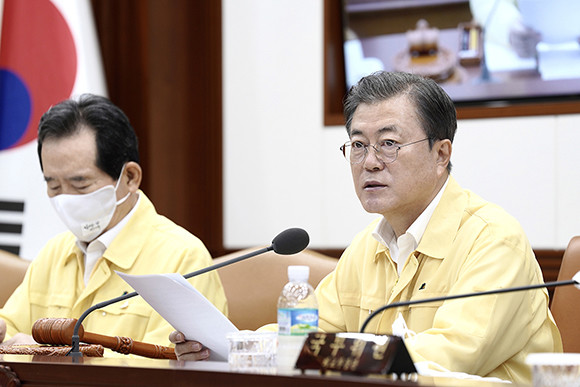 문재인 대통령은 15일 사랑제일교회가 광화문 일대에서 대규모 집회를 예고하고 있는 것에 대해 방역을 강화하라고 지시했다. ⓒ 청와대