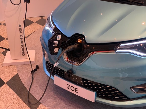 르노 조에가 충전되고 있는 모습. = 노병우 기자