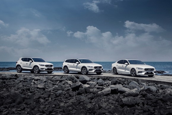 왼쪽부터 마일드 하이브리드를 장착한 XC40, 크로스컨트리(V60), S60. ⓒ 볼보자동차코리아