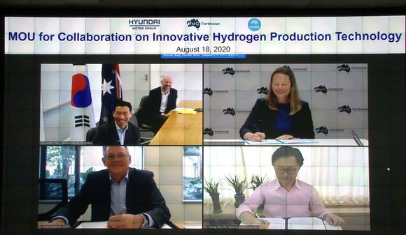온라인 화상회의로 진행된 '현대차, CSIRO, 포테스큐의 혁신적 수소 생산 기술 개발을 위한 MOU 체결식'에서 참석자들이 서명을 하고 있는 모습. ⓒ 현대자동차