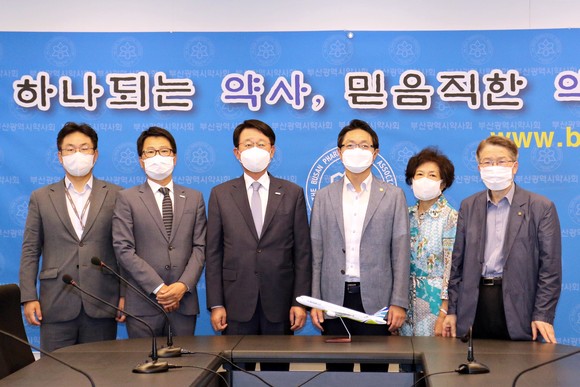 한태근 에어부산(가운데 좌측)과 변정석 부산시 약사회장(가운데 우측)이 만나 상호협조를 약속하며 기념촬영을 하고 있는 모습. ⓒ 에어부산