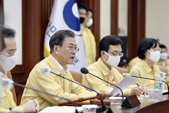 문재인 대통령은 24일 주재한 수석보좌관회의에서 코로나 방역을 당부하며, 방역 방해행위에 대해 엄중 처단할 것이라고 밝혔다. ⓒ 청와대