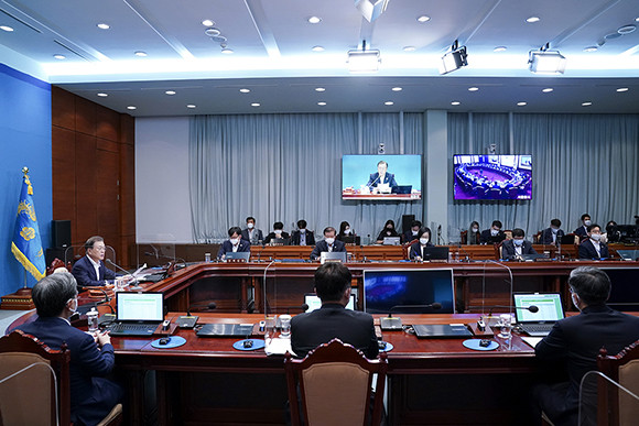 문 대통령은 "이번 코로나 재확산에서 비상한 각오로 대비해야 한다"며 "필요하다면 기존 비상경제 대책을 보완하거나 추가해야 한다"고 강조했다. ⓒ 청와대