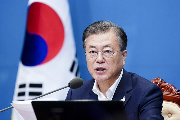 문재인 대통령은 25일 주재한 국무회의에서 "코로나 재확산으로 경제 반등의 속도가 지연되고, 추가적인 경제적 어려움이 우려되고 있다"고 말했다. ⓒ 청와대