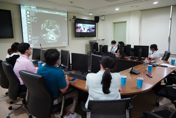 러시아야쿠츠크 북동연방대학교병원과 원격진료 하는 모습. ⓒ 동남권원자력의학원