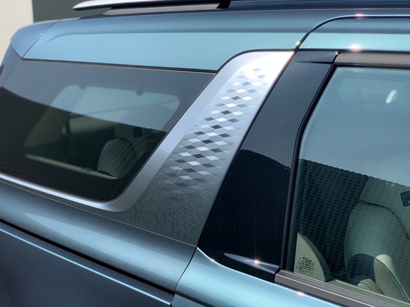 입체적인 패턴의 디자인과 리어 끝단까지 연결된 유니크한 C 필러 크롬 가니쉬. = 노병우 기자