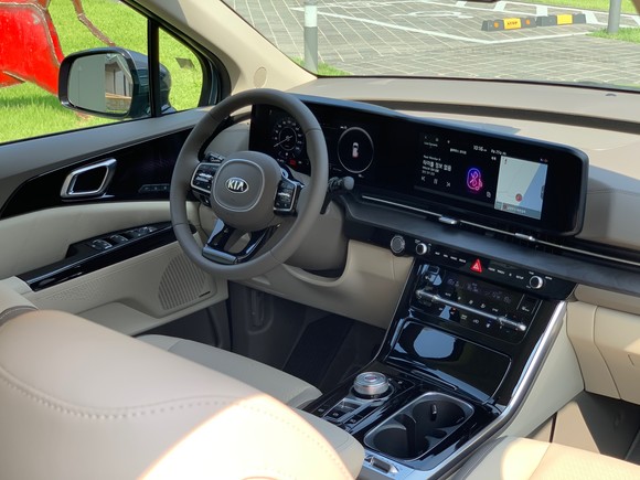 매력적인 첨단 공간으로 완성된 실내는 12.3인치 클러스터와 내비게이션이 단절감 없이 연결된 파노라마 디자인으로 구현됐다. = 노병우 기자