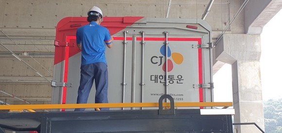 화물차에 형광 반사띠를 부착하고 있는 모습. ⓒ CJ대한통운
