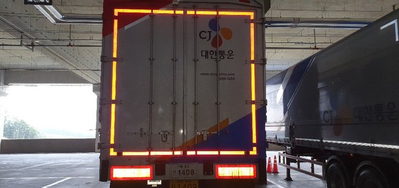 화물차에 형광 반사띠가 부착된 모습. ⓒ CJ대한통운