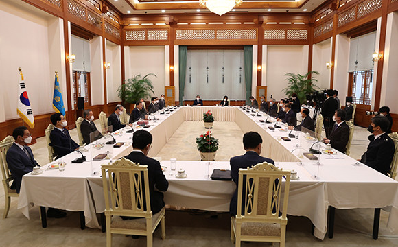 문 대통령은 '한국 교회 지도자' 초청 간담회에서 "코로나19로 지친 국민들의 마음을 하나로 모으는데 한국 교회 지도자들이 용기를 나눠주고 기도해 달라"고 당부했다. ⓒ 연합뉴스