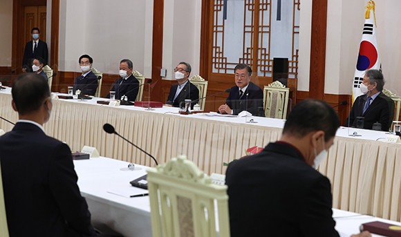 문재인 대통령은 27일 코로나19 감염 확산 방지를 위해 '한국 교회 지도자' 초청 간담회를 청와대 본관에서 가졌다. ⓒ 연합뉴스