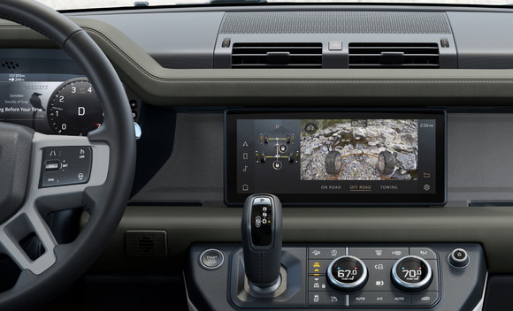 올 뉴 디펜더는 랜드로버의 차세대 인포테인먼트 시스템 피비 프로(PIVI Pro)가 최초 적용돼 직관적이며 진보된 기술력을 보여준다. ⓒ 재규어 랜드로버 코리아