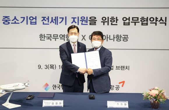 김영헌 아시아나항공 여객본부장(왼쪽), 한진현 한국무역협회 부회장(오른쪽)이 해외진출 상용 수요 지원을 위한 MOU를 체결한 뒤 기념촬영을 하고 있다. ⓒ 아시아나항공