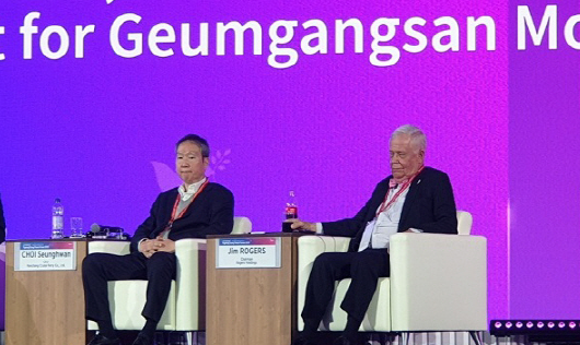 ㈜한창 최승환 사장(좌)은 창사 50주년 기념사로 "세계에 도전하는 변화 창조의 기업"을 강조했다. ⓒ ㈜한창