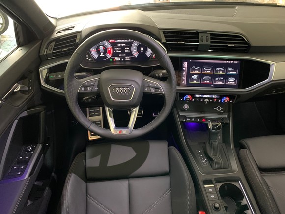 고급스럽고 세련된 Q3 스포트백 인테리어. = 노병우 기자