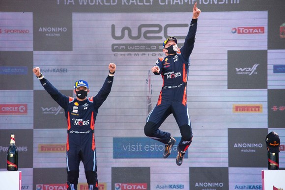 우승을 차지한 현대차 월드랠리팀 오트 타낙(Dani Sordo)과 코드라이버 마틴 야베오야(Martin Järveoja) 선수가 우승을 차지한 후 세레모니를 하고 있는 모습. ⓒ 현대자동차