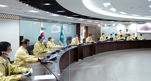 긴급 상황 점검회의에는 △노영민 비서실장 △서훈 국가안보실장 △유연상 경호처장 △정만호 국민소통수석 △이호승 경제수석 △윤창렬 사회수석 △강건작 위기관리센터장 △이진석 국정상황실장 등이 참석했다. ⓒ 청와대
