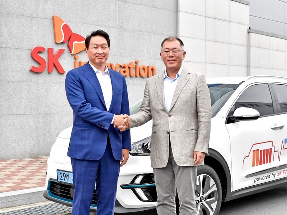 지난 7월 정의선 현대차그룹 수석부회장(사진 오른쪽)과 최태원 SK그룹 회장은 미래 전기차 배터리 및 신기술 분야 협력 방안을 논의했으며, 사진은 기아차 니로 EV 앞에서 악수를 하고 있는 모습. ⓒ 현대자동차그룹