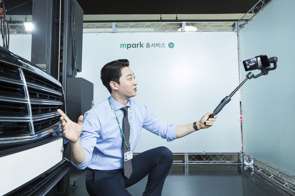 엠파크 홈서비스 전문 상담사가 실시간 영상상담을 통해 고객이 원하는 차량의 실물을 즉석에서 안내하고 있는 모습. ⓒ 엠파크