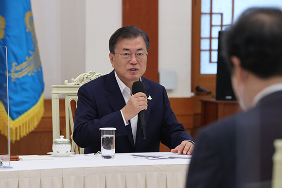 문 대통령은 민주당 지도부와의 간담회에서 '협치'에 대해 강조하며 앞으로도 두루 협력해 달라고 당부했다. ⓒ 연합뉴스