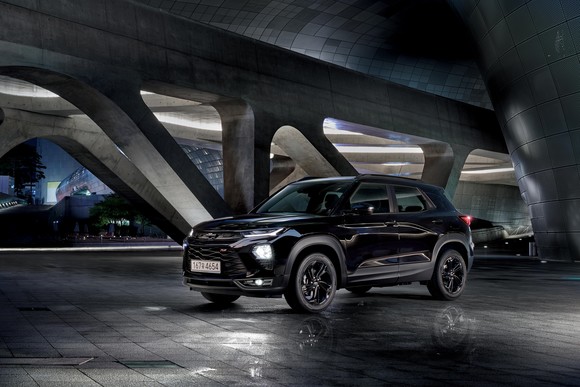 블랙 컬러를 주제로 역동적이고 스포티한 매력을 강조한 트레일블레이저의 RS 미드나잇 패키지. ⓒ 한국GM