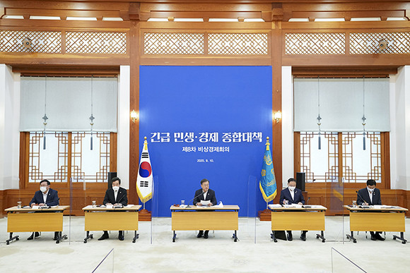 문 대통령은 "'맞춤형 재난지원'은 코로나가 언제 끝날지 모르고 국채를 발행해 지원할 수밖에 없는 상황에서 한정된 재원으로 효과를 극대화하기 위한 불가피한 선택"이라고 말했다. ⓒ 청와대