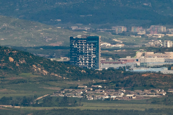 경기도 파주시 접경 지역에서 바라본 개성공단에서 북한의 남북공동연락사무소 폭파 시 충격으로 훼손된 개성공단지원센터가 방치돼 있는 모습. ⓒ 연합뉴스