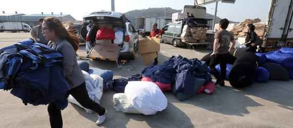 정부가 개성공단 체류인원 전원 철수조치를 내린 2013년 4월 오후 경기도 파주시 경의선 남북출입사무소에서 공단 차량이 귀환하고 있는 모습. ⓒ 연합뉴스