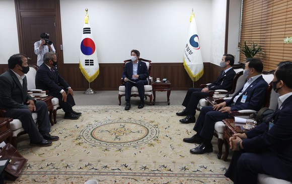 지난 8월 이인영 통일부 장관이 정부서울청사에서 개성공단기업협회 회장단과 면담을 하며 발언하고 있는 모습. ⓒ 연합뉴스