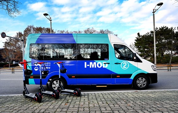현대차 컨소시엄과 인천시가 공동으로 선보인 수요응답형 버스 I-MOD와 전동킥보드 I-ZET. ⓒ 현대자동차
