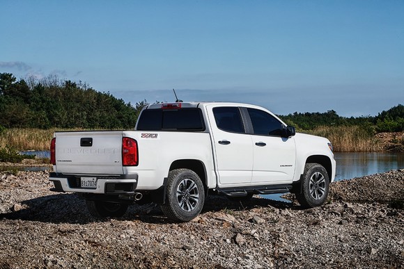 후면 디자인은 테일게이트에 과거 레트로 감성이 물씬 풍기는 쉐보레 트럭 모델들과 같이 좌우로 길게 쉐보레 레터링을 음각으로 새긴 것이 특징이다. ⓒ 한국GM