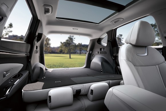 접혀서 밑으로 수납되는 폴드 & 다이브 시트를 2열에 적용해 1열 후방의 확장된 공간을 자유롭게 활용할 수 있도록 했다. ⓒ 현대자동차