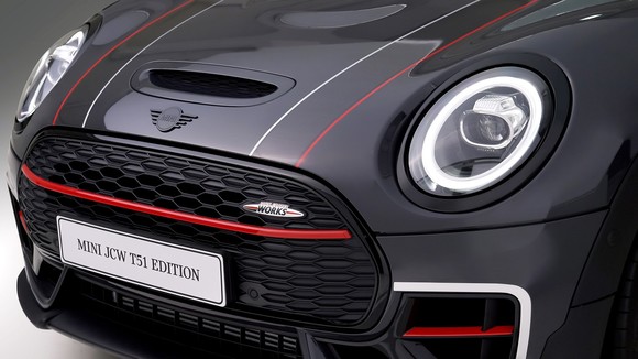 외관 곳곳에 레이싱 DNA를 느낄 수 있는 다양한 커스텀 액세서리를 장착됐다. ⓒ MINI 코리아