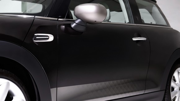 실버 색상의 마름모 패턴이 보닛과 루프, 사이드 도어 하단부 등 외관 곳곳에 적용됐다. ⓒ MINI 코리아