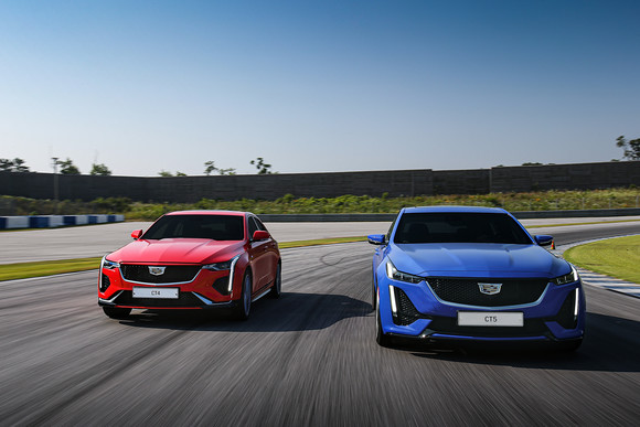 캐딜락 V의 DNA를 물려받아 탄생한 퍼포먼스 세단 CT4와 강력한 성능과 도심형 세단의 장점을 접목해 다양한 라이프스타일을 만족시키는 럭셔리 세단 CT5. ⓒ 캐딜락코리아