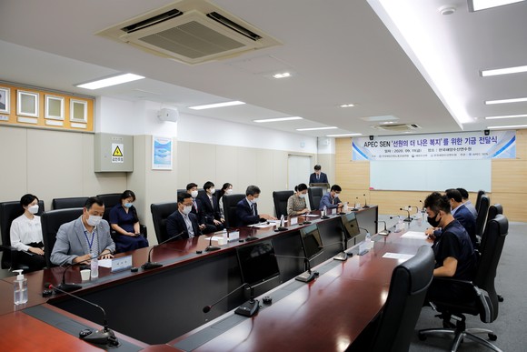 APEC SEN 사무국에서 진행된 기금전달식. ⓒ 프라임경제