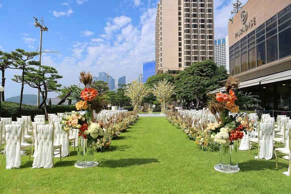 부산 해운대바다를 배경으로 진행되는 '로맨틱 가든 웨딩' 프로모션. ⓒ 파라다이스호텔 부산