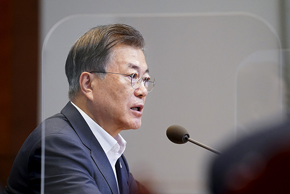 문 대통령은 일본 신임 총리로 취임한 스가 요시히데에게 축하서한을 보내고, 아베 前 총리에게는 빠른 쾌유를 바라는 서한을 보냈다. ⓒ 청와대
