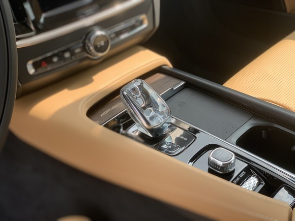 B5 인스크립션 트림에는 오레포스(Orrefors)의 크리스탈로 마감된 전자식 기어노브가 장착됐다. = 노병우 기자