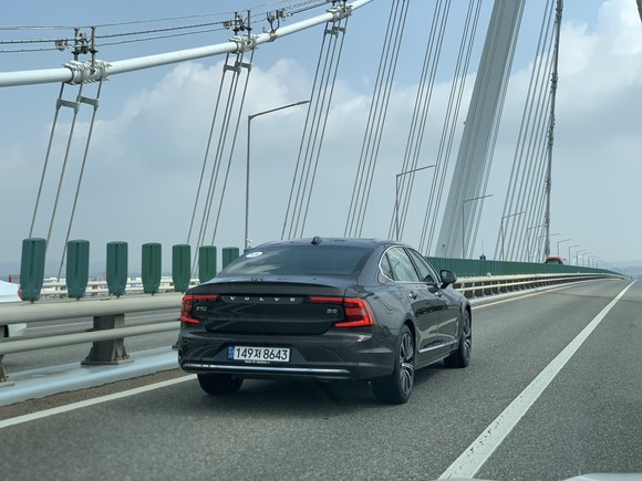 신형 S90은 일상주행에서 가속 시 강한 펀치력보다는 부드러운 가속감이 인상적이다. = 노병우 기자