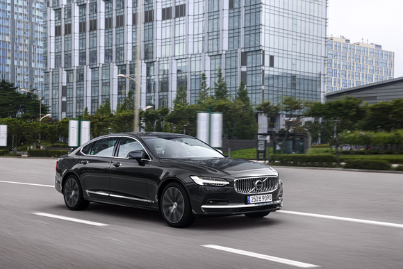 도로 위 안전을 넘어 지구의 안전까지 책임지는 볼보자동차가 선보인 신형 S90. ⓒ 볼보자동차코리아