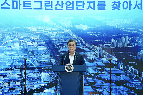 문 대통령은 △창원 △반월․시화 △구미 △남동 △성서 △광주 △여수 등 7개 산단을 스마트그린 산단 전환 우선 추진하기로 했다. ⓒ 청와대 양질의 일자리 3.3만개 창출 기대 -