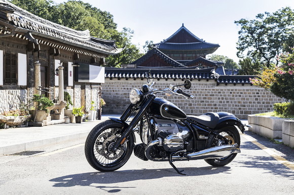 뉴 R 18은 클래식한 디자인과 최신 기술이 조화를 이뤄 더욱 세련되고 감성적인 라이딩 경험을 선사한다. ⓒ BMW 모토라드