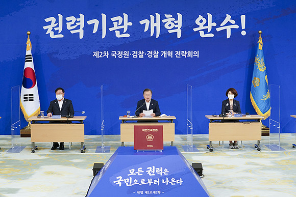 문 대통령은 "이제 법제화만 남은 상황"이라며 "한 걸음 내딛을 수 있게 최선을 다해 달라"고 당부했다. ⓒ 청와대