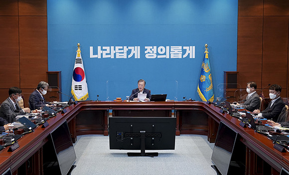 문 대통령은 "코로나19 신규 확진자 수가 계속 줄면서 3일 연속 두 자릿수를 기록했다"며 "공들여 쌓은 둑이 무너지지 않도록 방역에 전념하겠다"고 말했다. ⓒ 청와대