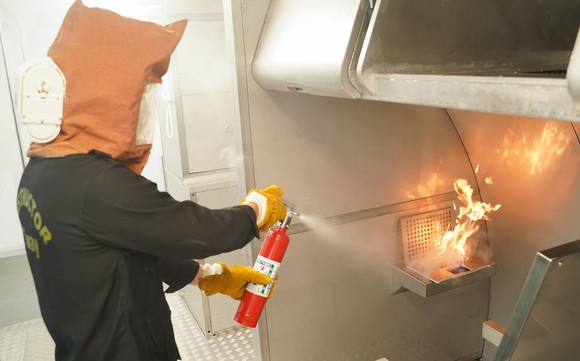 티웨이항공은 실제로 연기와 불이 발생하는 모의 기내 화재 훈련시설을 국내 항공사 최초로 도입해 실전과 같은 화재진압 훈련도 가능케 했다. ⓒ 티웨이항공