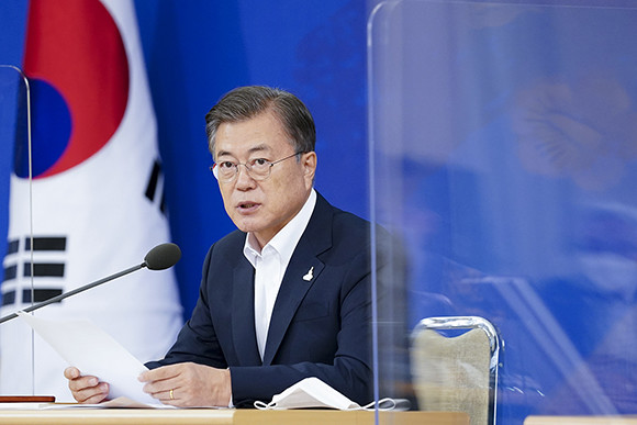 문 대통령은 "4차 추경안이 여야 합의로 빠른 시일 내 통과된 것이 의미 있다"며 "앞으로도 국회에서 협치가 지속되길 바란다"고 말했다. ⓒ 청와대