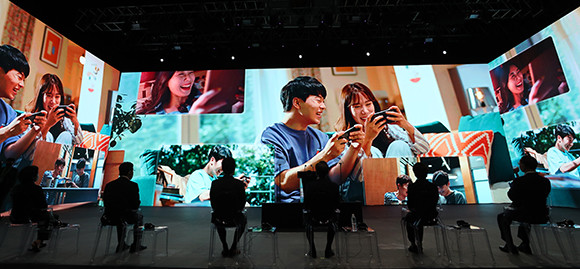 문 대통령이 캠프원에서 열린 디지털뉴딜문화콘텐츠산업 전략보고회에 참석, 주제영상을 시청하고 있다. ⓒ 연합뉴스